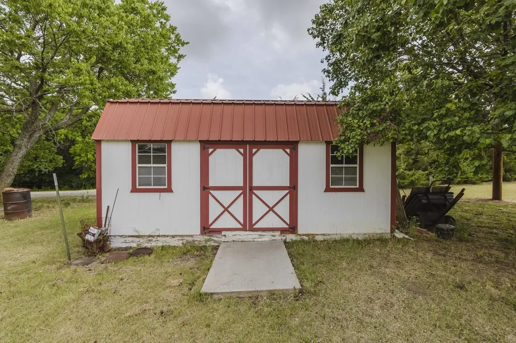 10582 Dennett Road Augusta KS 67010