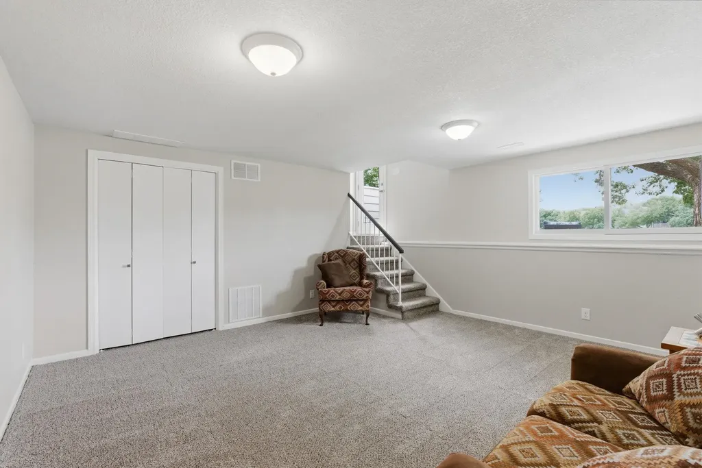 1137 N Lakewind Wichita KS 67212