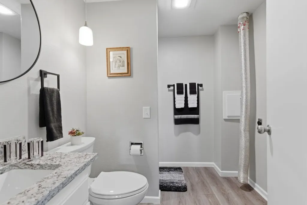 1137 N Lakewind Wichita KS 67212