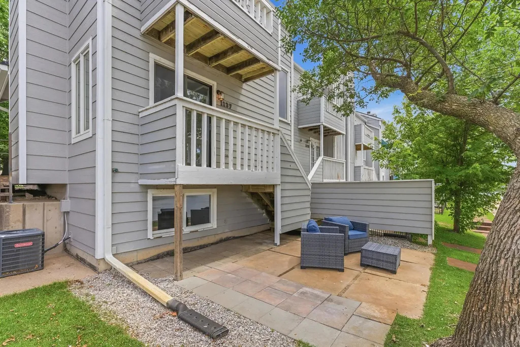 1137 N Lakewind Wichita KS 67212