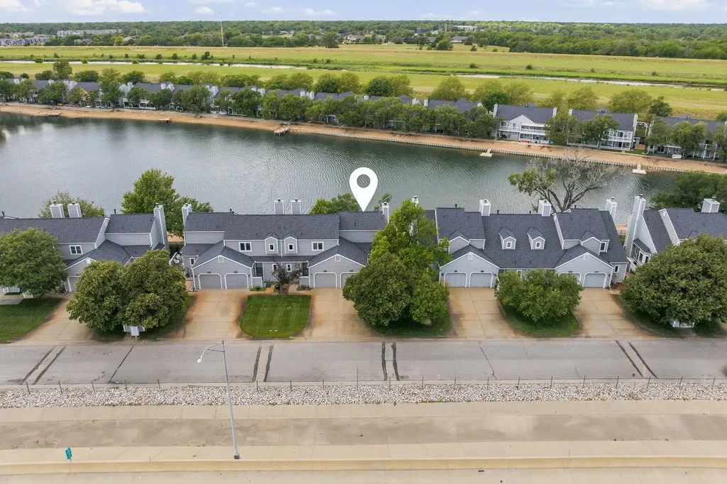 1137 N Lakewind Wichita KS 67212