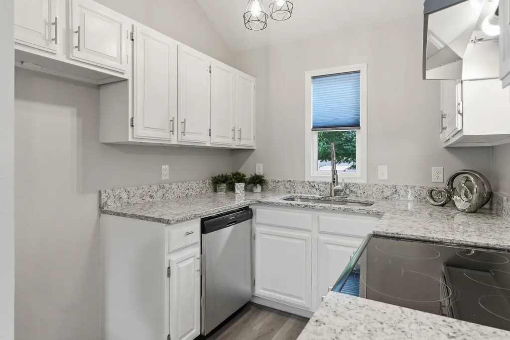 1137 N Lakewind Wichita KS 67212