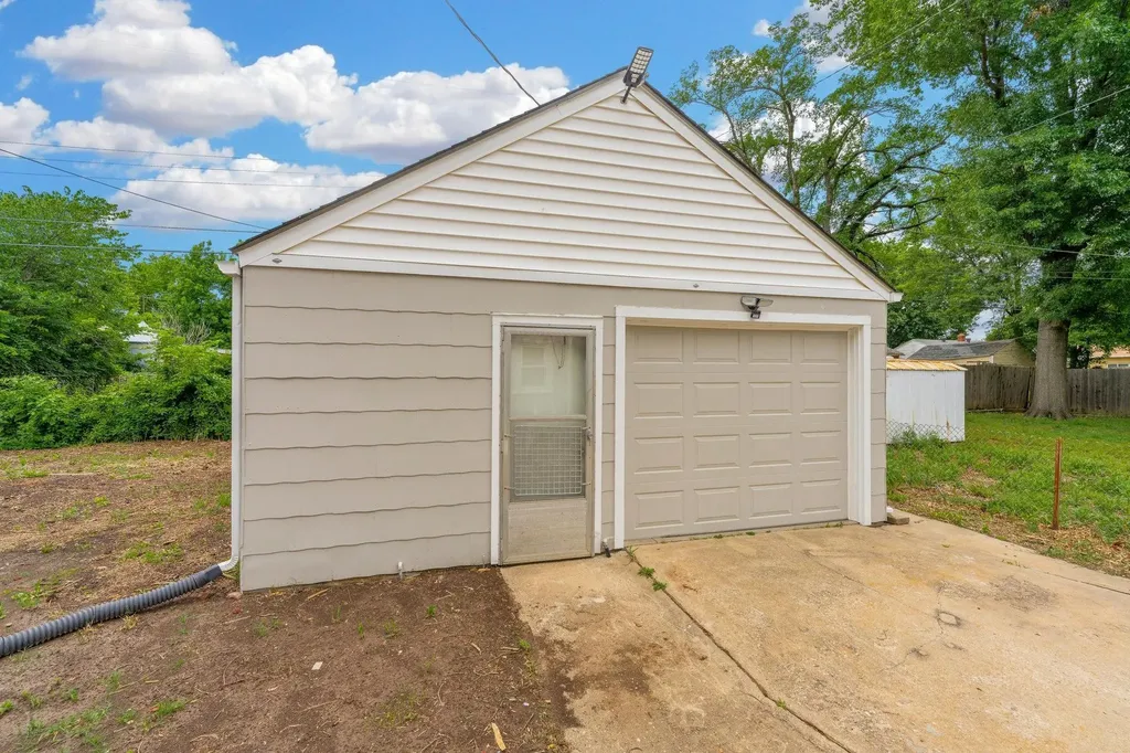 1839 S Bleckley Wichita KS 67218