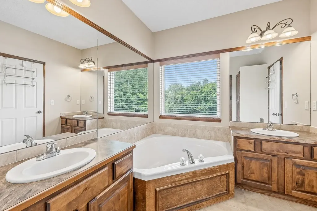 921 S Glenmoor Wichita KS 67207
