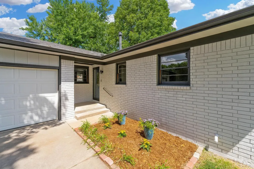 1213 N Wilbur Lane Wichita KS 67212