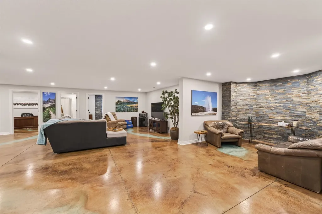 2100 N East Lake Road Newton KS 67114