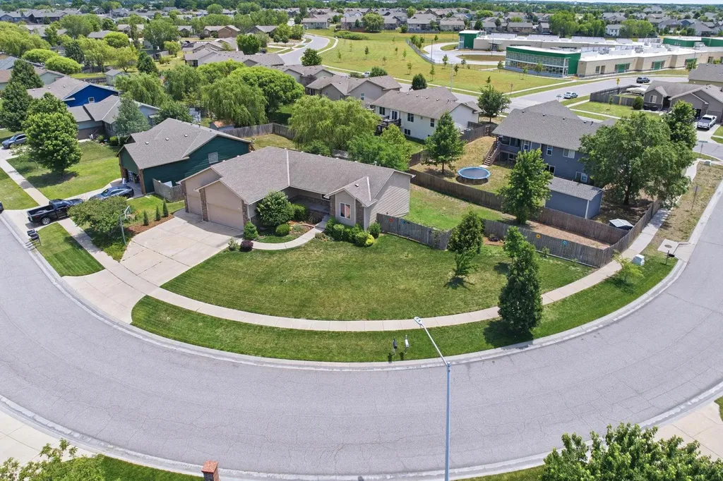 906 E Splitwood Way Derby KS 67037