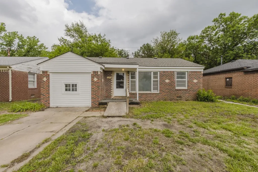 1784 N Old Manor Wichita KS 67208