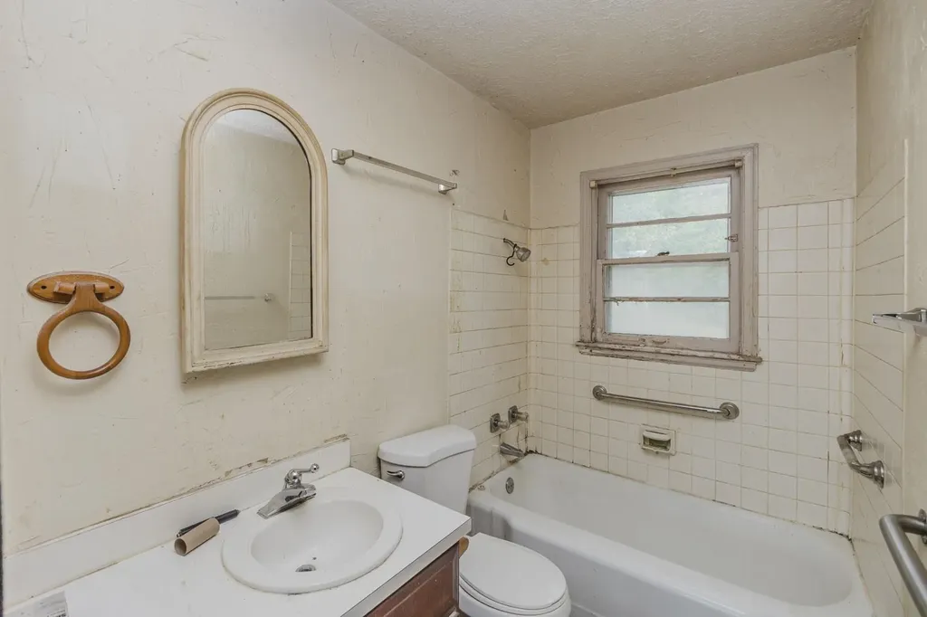 1784 N Old Manor Wichita KS 67208