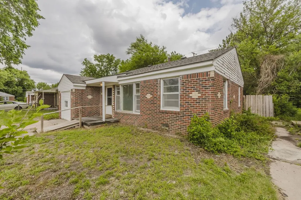 1784 N Old Manor Wichita KS 67208
