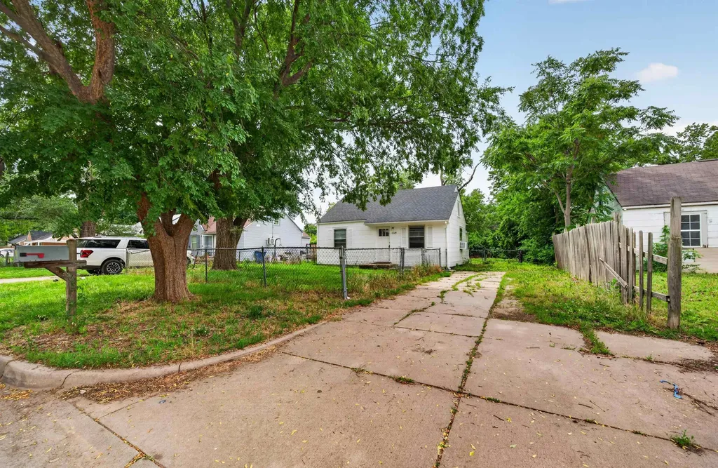 1729 E Looman Wichita KS 67219