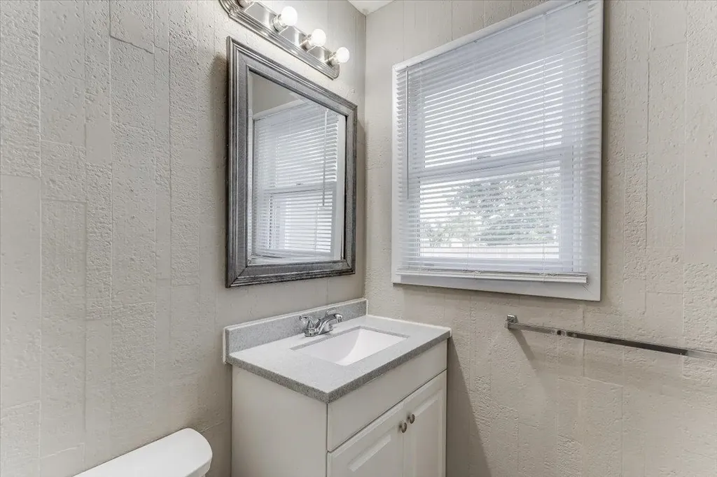 2203 W Lotus Wichita KS 67213
