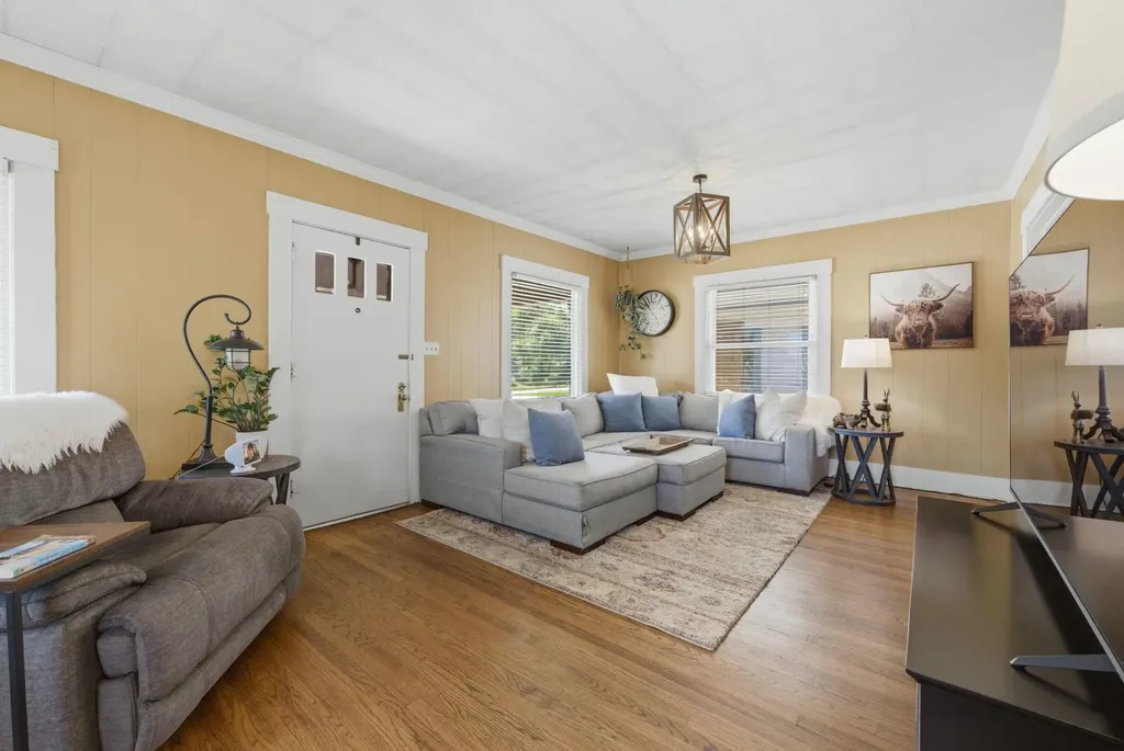 341 S Hillside Avenue Wichita KS 67211