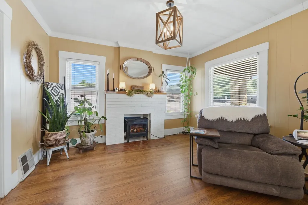 341 S Hillside Avenue Wichita KS 67211