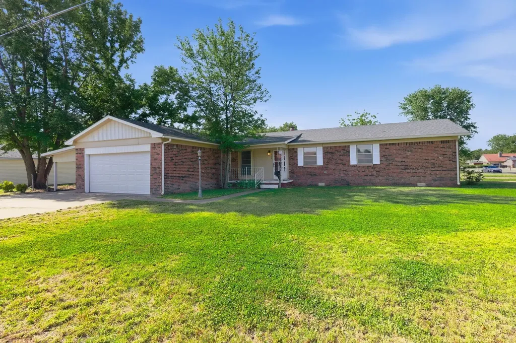 1214 Edgewood Wellington KS 67152