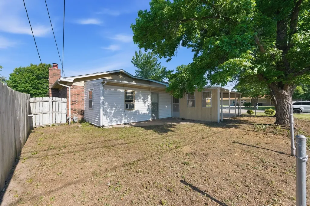 1214 Edgewood Wellington KS 67152