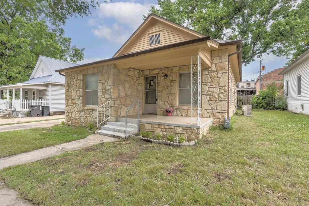 222 N 1st Street Arkansas City KS 67005