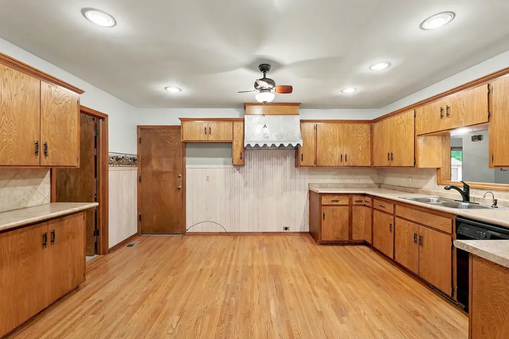 641 N Woodlawn Wichita KS 67208