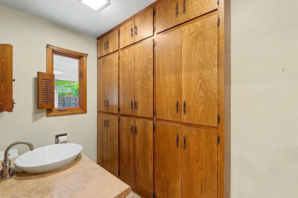 641 N Woodlawn Wichita KS 67208