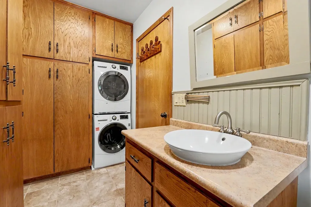 641 N Woodlawn Wichita KS 67208