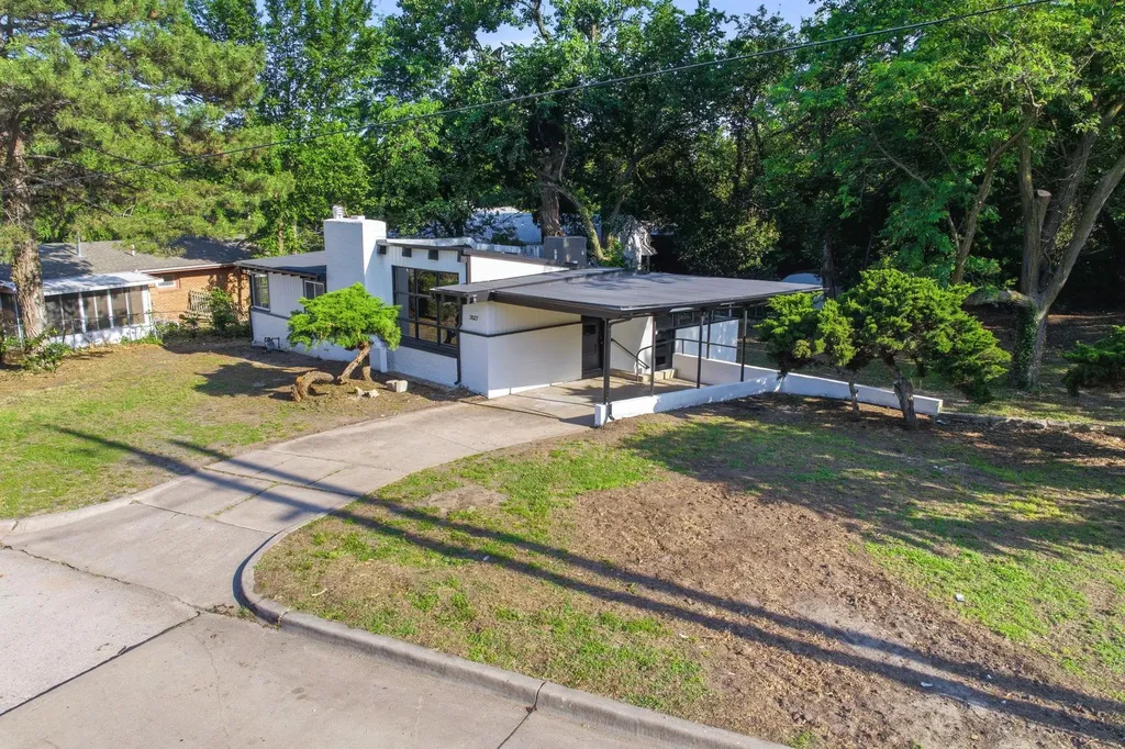 3527 E 15th Wichita KS 67208