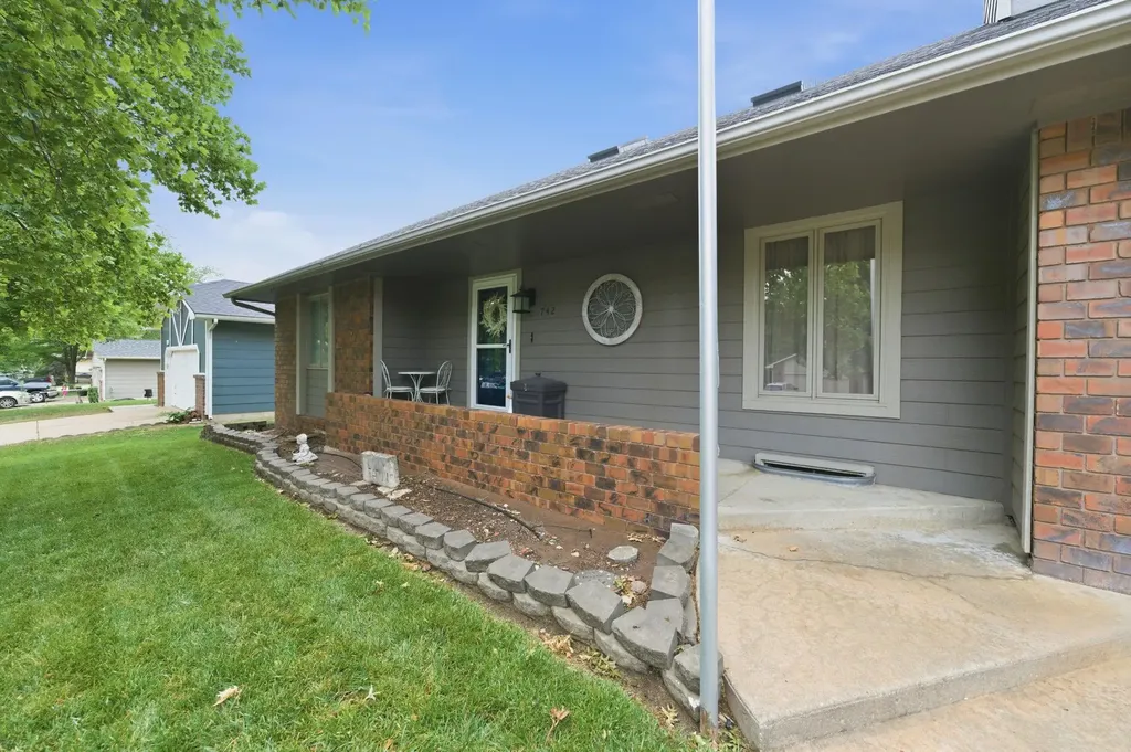 742 Erin Lane Mulvane KS 67110
