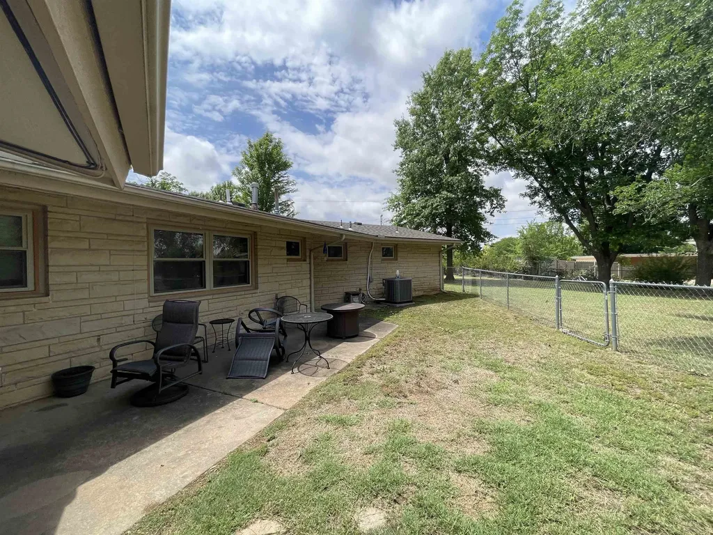 16 Grandview Wellington KS 67152