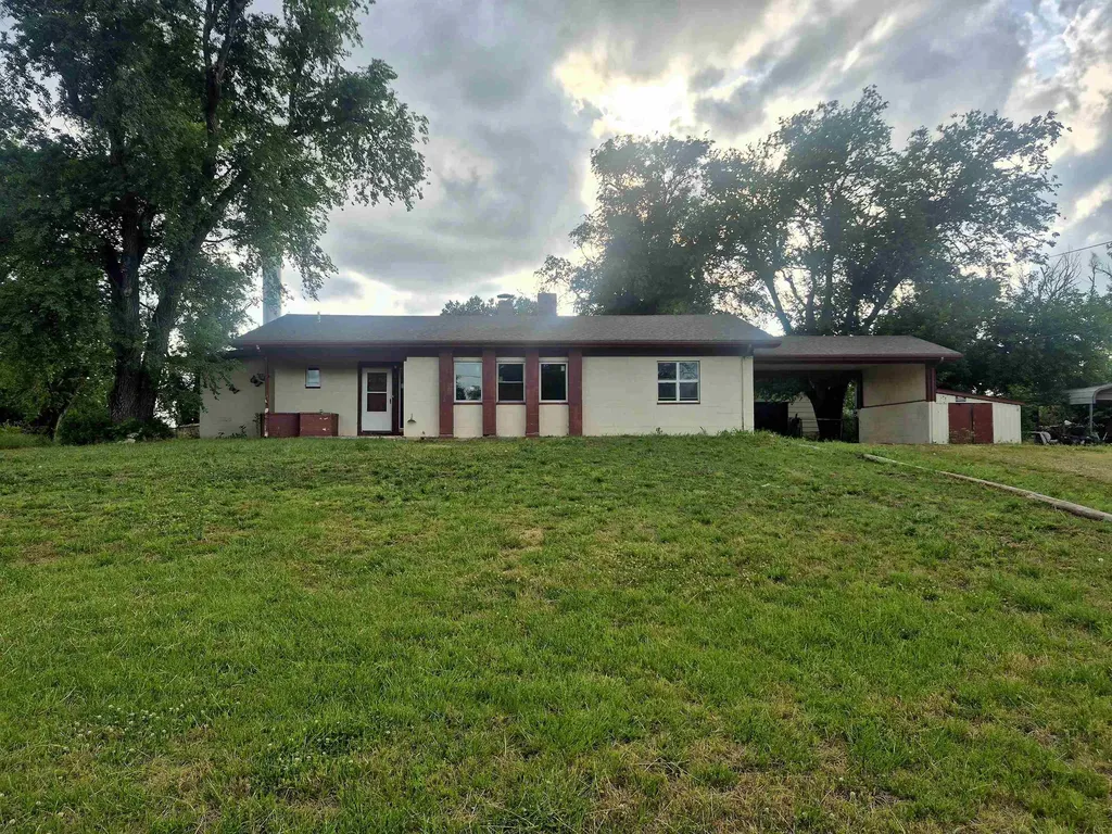 21253 Hoover Avenue Winfield KS 67156