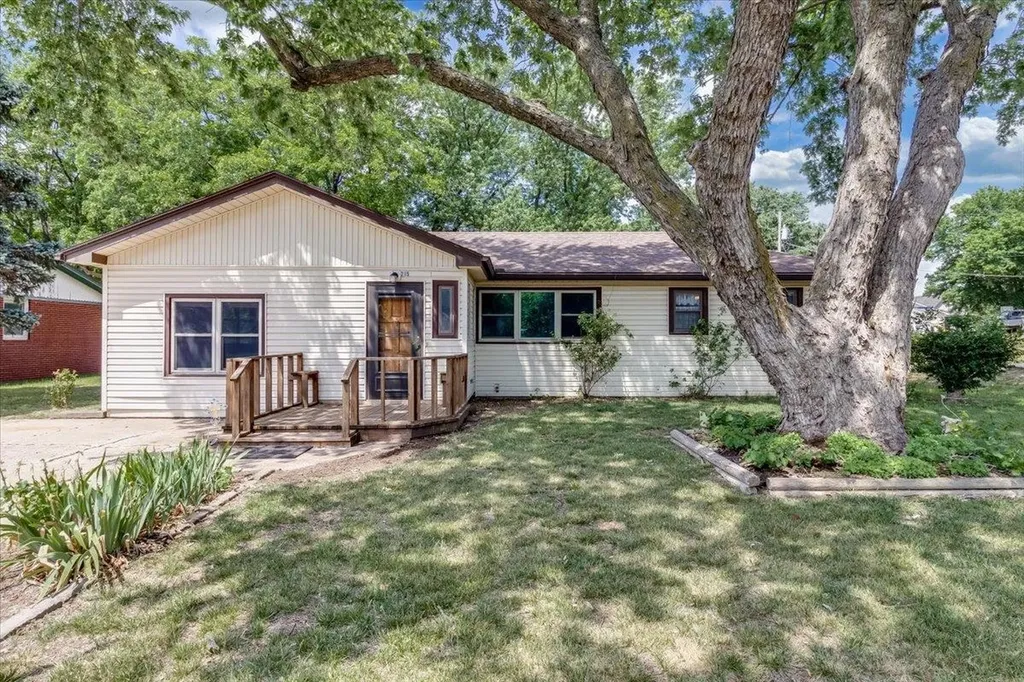 215 S Tracy Avenue Clearwater KS 67026