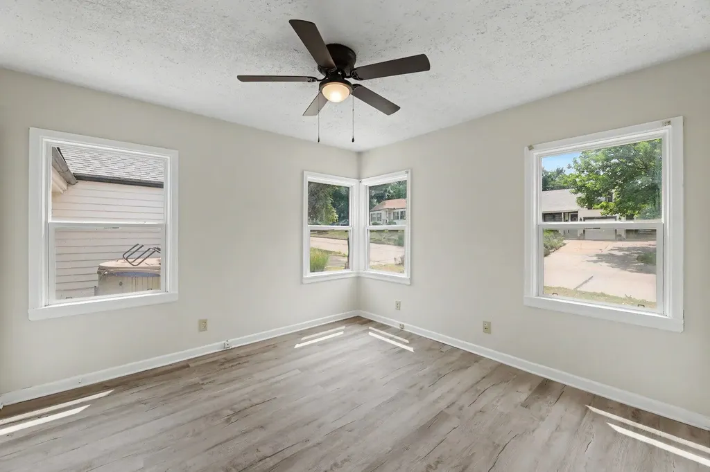 956 S Holyoke Wichita KS 67218