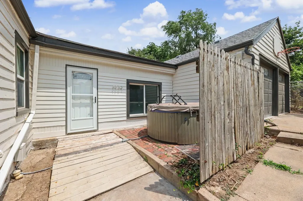 956 S Holyoke Wichita KS 67218