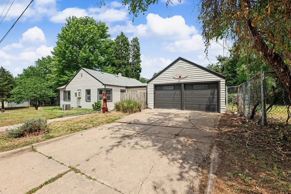 956 S Holyoke Wichita KS 67218