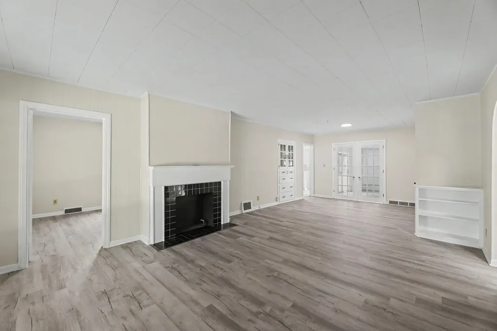 956 S Holyoke Wichita KS 67218