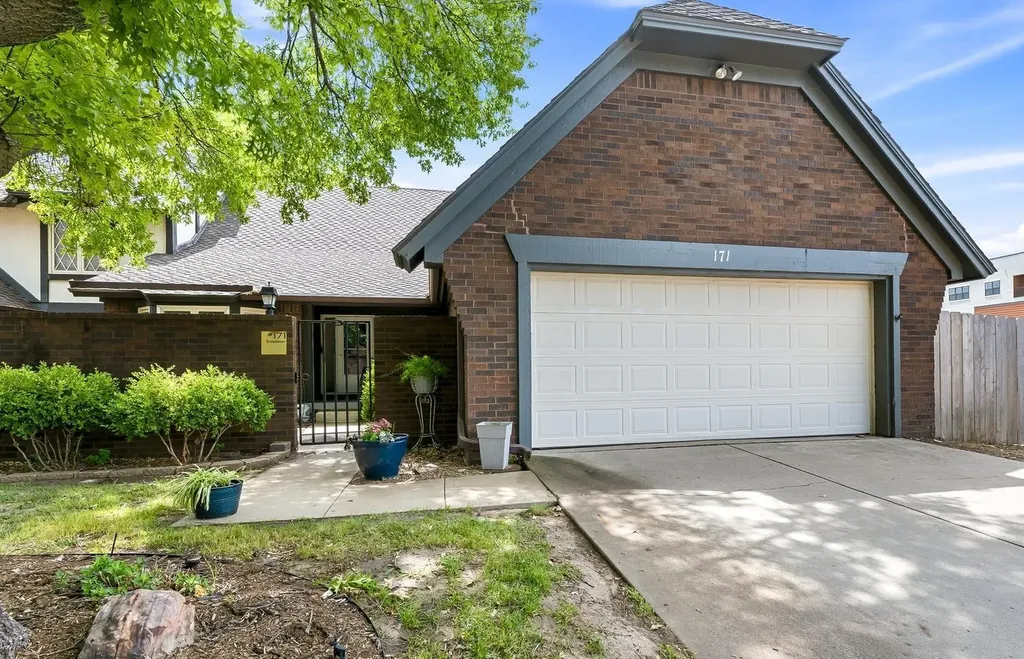 2025 N Broadmoor Wichita KS 67206
