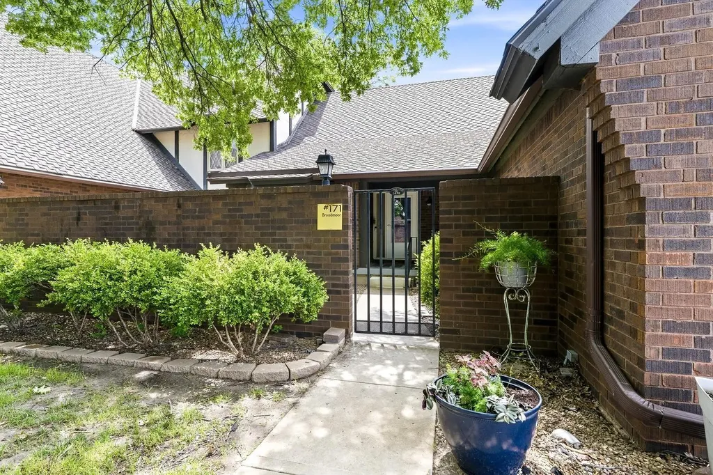 2025 N Broadmoor Wichita KS 67206