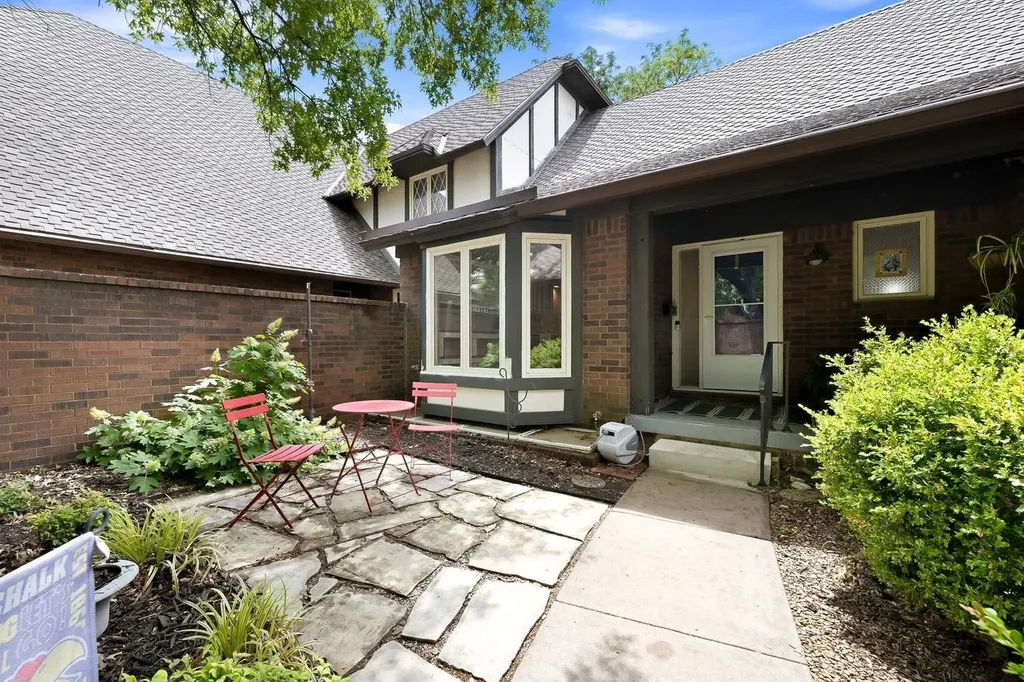 2025 N Broadmoor Wichita KS 67206
