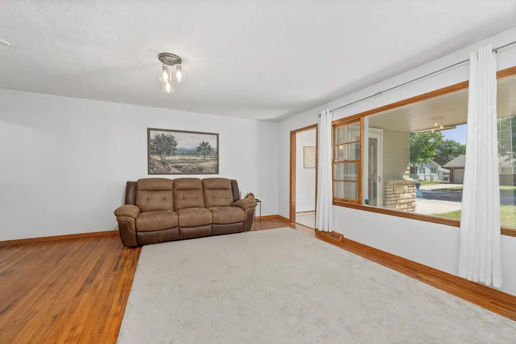 615 N Redbarn Wichita KS 67212