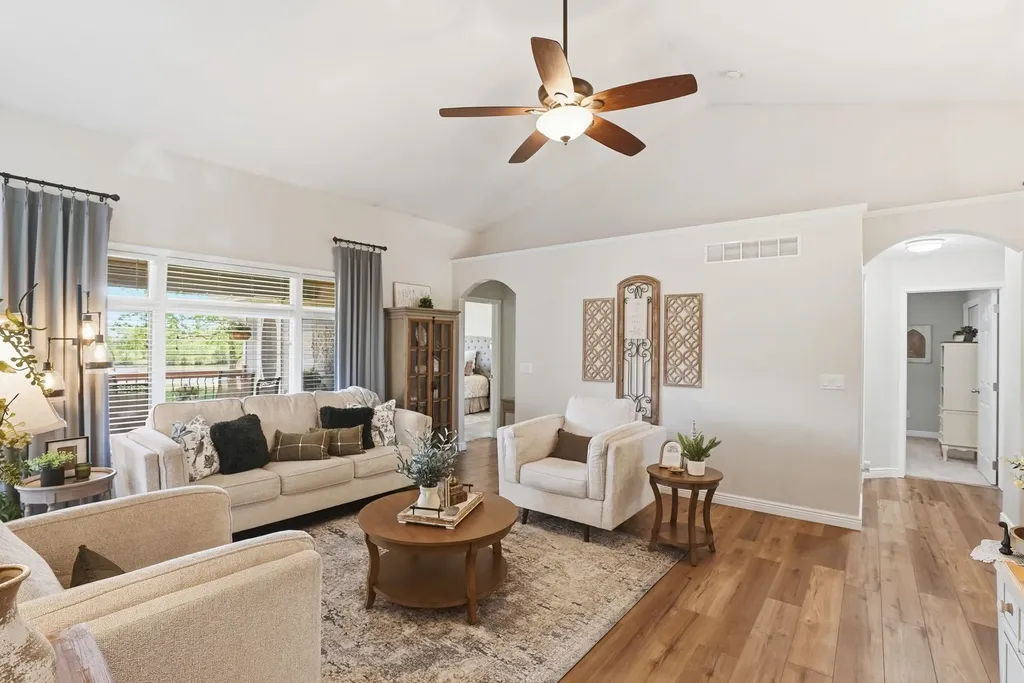 1230 S Threewood Wichita KS 67235