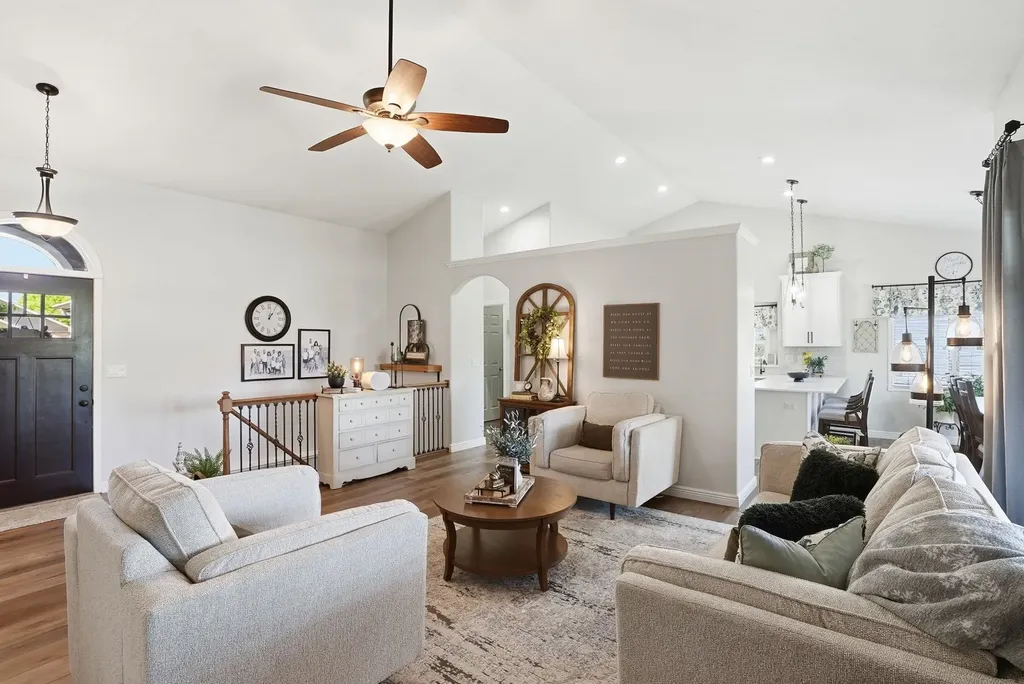 1230 S Threewood Wichita KS 67235