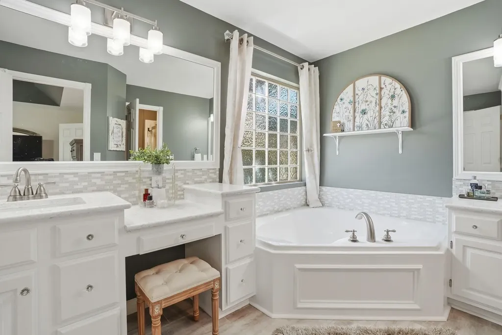 1230 S Threewood Wichita KS 67235