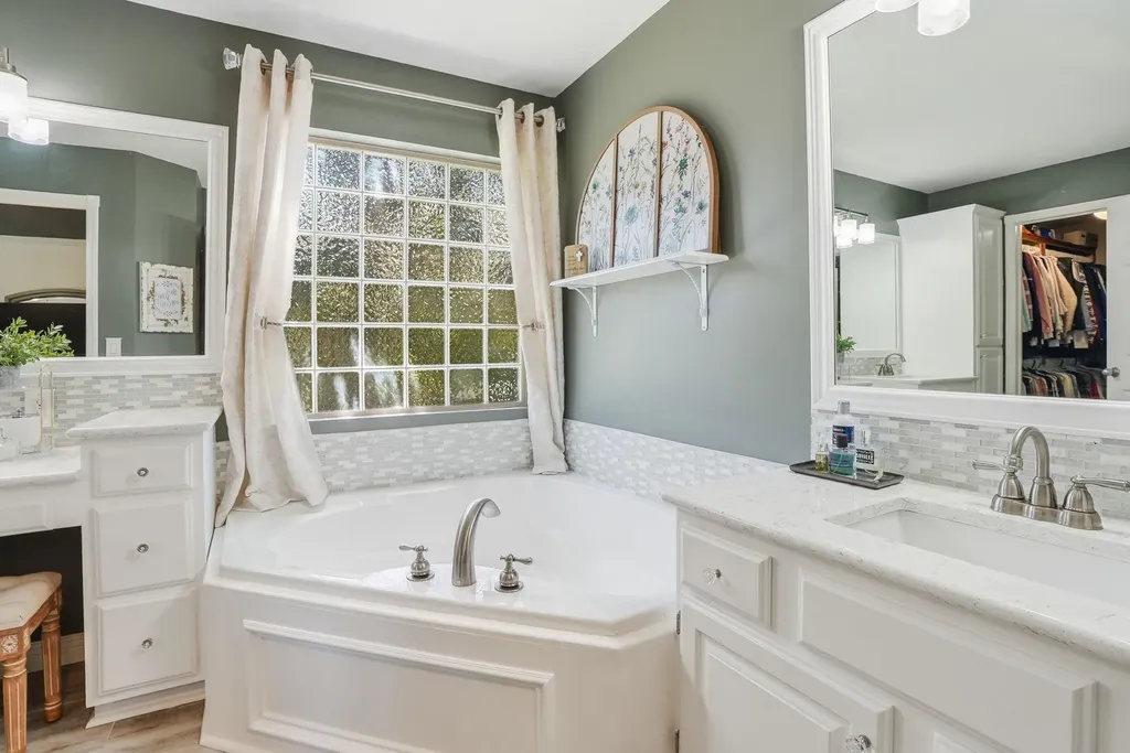 1230 S Threewood Wichita KS 67235
