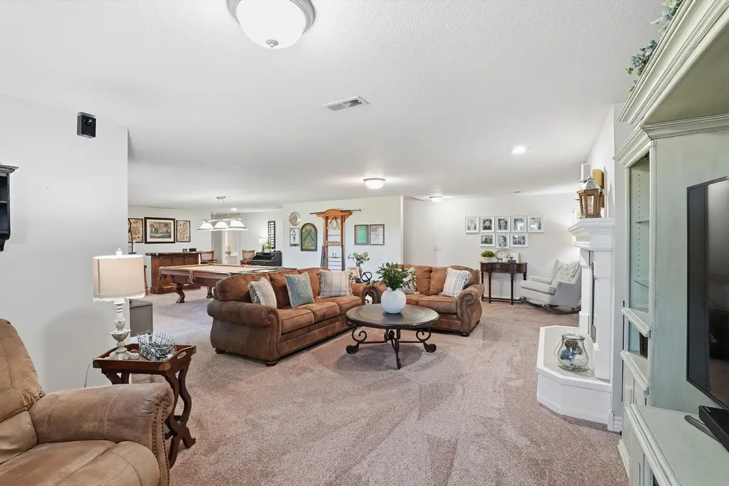 1230 S Threewood Wichita KS 67235