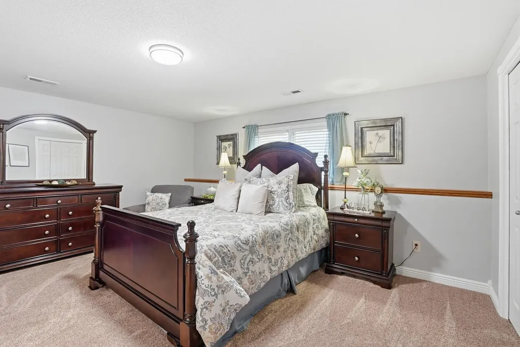 1230 S Threewood Wichita KS 67235