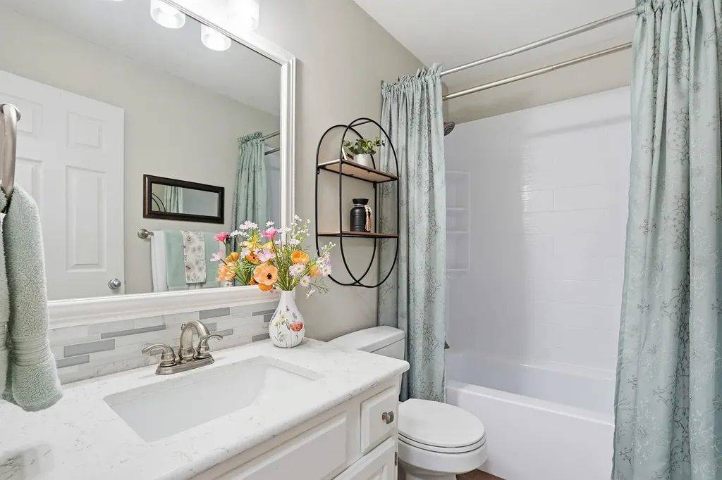 1230 S Threewood Wichita KS 67235