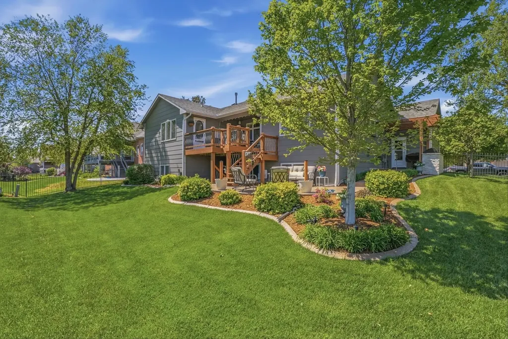 1230 S Threewood Wichita KS 67235