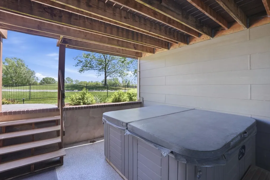 1230 S Threewood Wichita KS 67235