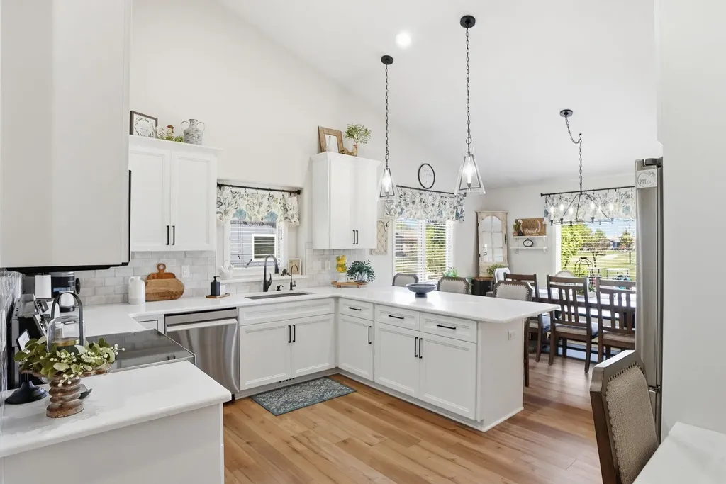 1230 S Threewood Wichita KS 67235