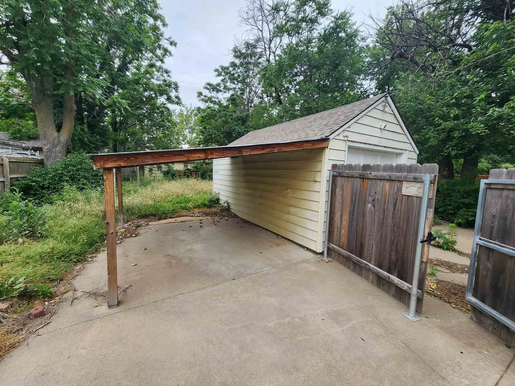1537 N Burns Wichita KS 67203