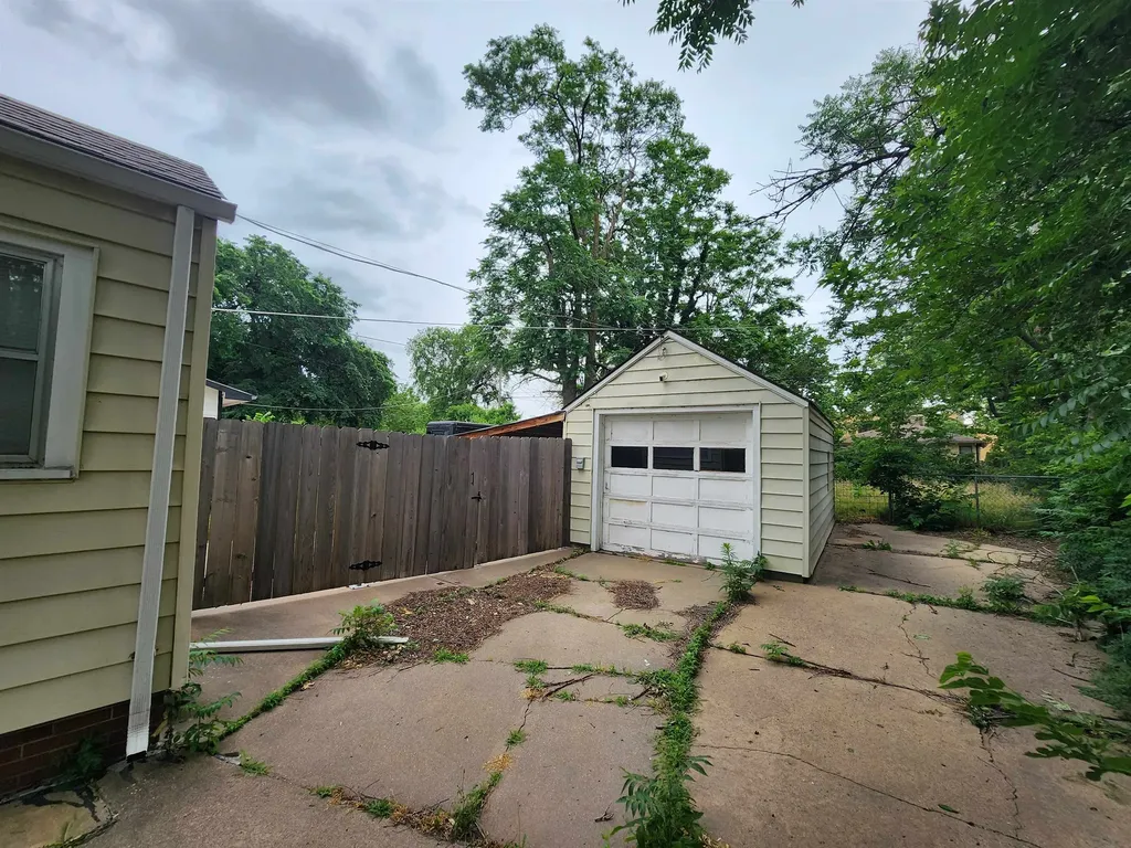 1537 N Burns Wichita KS 67203