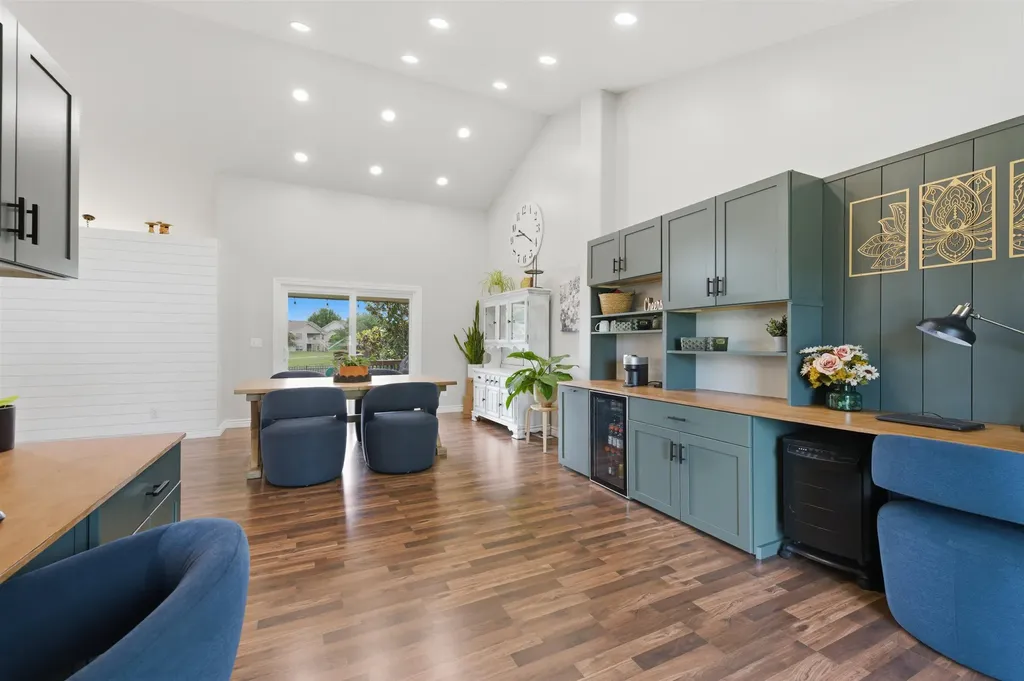 626 N Bay Country Wichita KS 67235